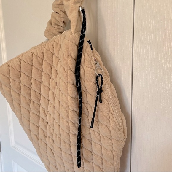 NWT - FP Movement Pucker Up Fleece Carryall - Ivory - Picture 4 of 8